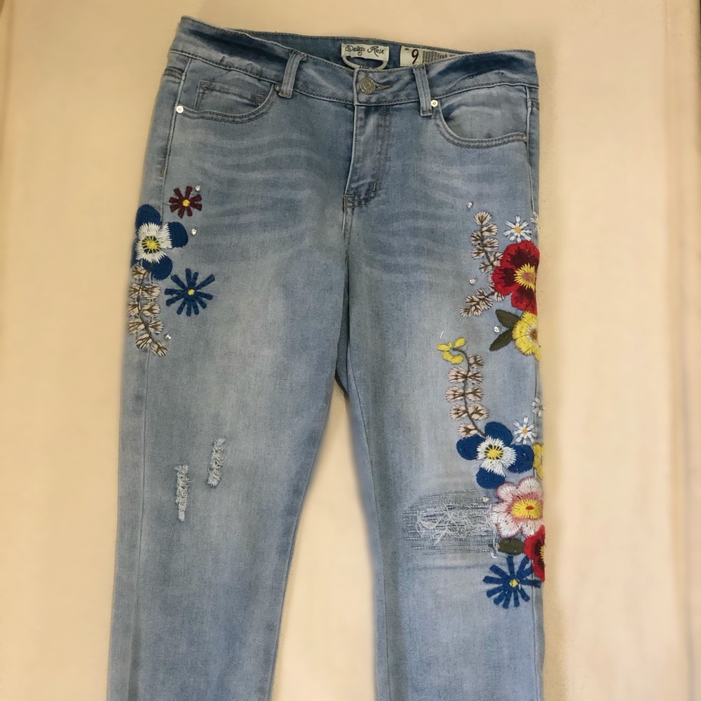 Embroidered Ankle Jeans 🌼